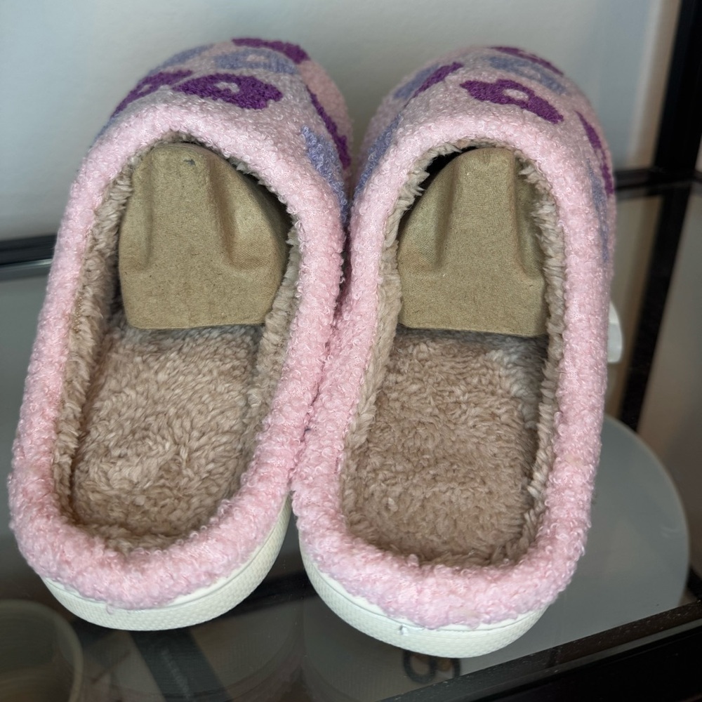 NWT Fuzzy Purple Flower Floral Slippers Women's Size: 8-9 - Picture 5 of 5